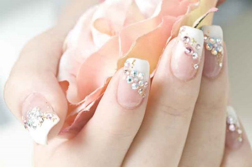 Móng tay nail đính đá chỉ là một cách nhỏ nhặt để bạn làm mới bản thân, nhưng lại tạo nên sự khác biệt đáng kể. Với công nghệ chăm sóc móng tay hiện đại, bạn sẽ cảm thấy thoải mái với sự đẹp đẽ của móng tay tuyệt đẹp.