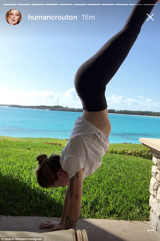 Kiều nữ 21 tuổi tưởi trẻ nhờ ăn chay, tập yoga