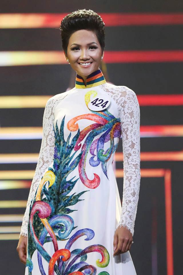 Hoa hậu H‘ hen Niê vẫn đẹp dịu dàng khi diện áo dài