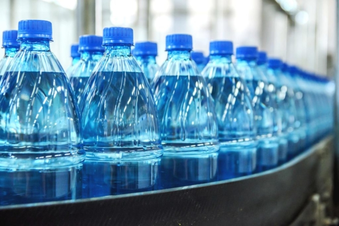 93% nước đóng chai bày bán trên thị trường chứa hạt nhựa siêu nhỏ