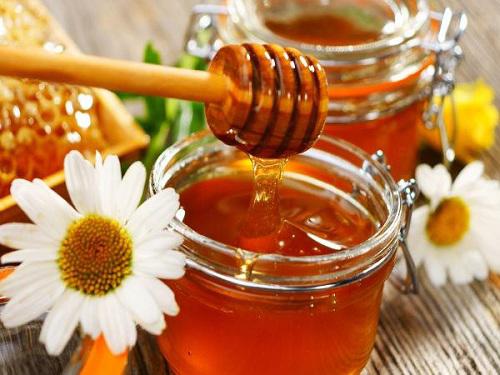 Cách dưỡng môi bằng mật ong khỏi cần bôi son