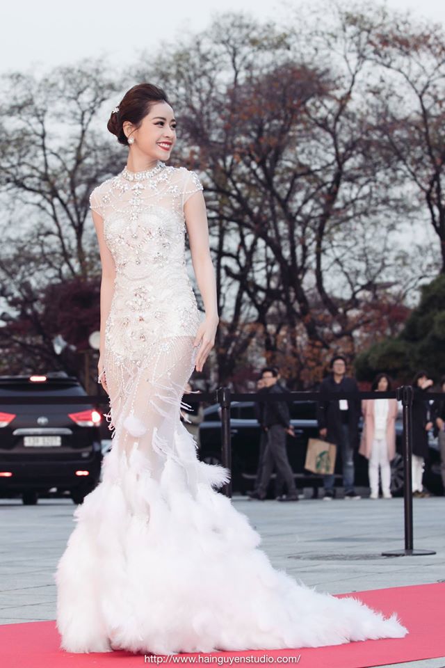 Thời trang sao Việt đẹp: Chi Pu hot nhất tuần nhờ váy táo bạo và giầy cao 18cm