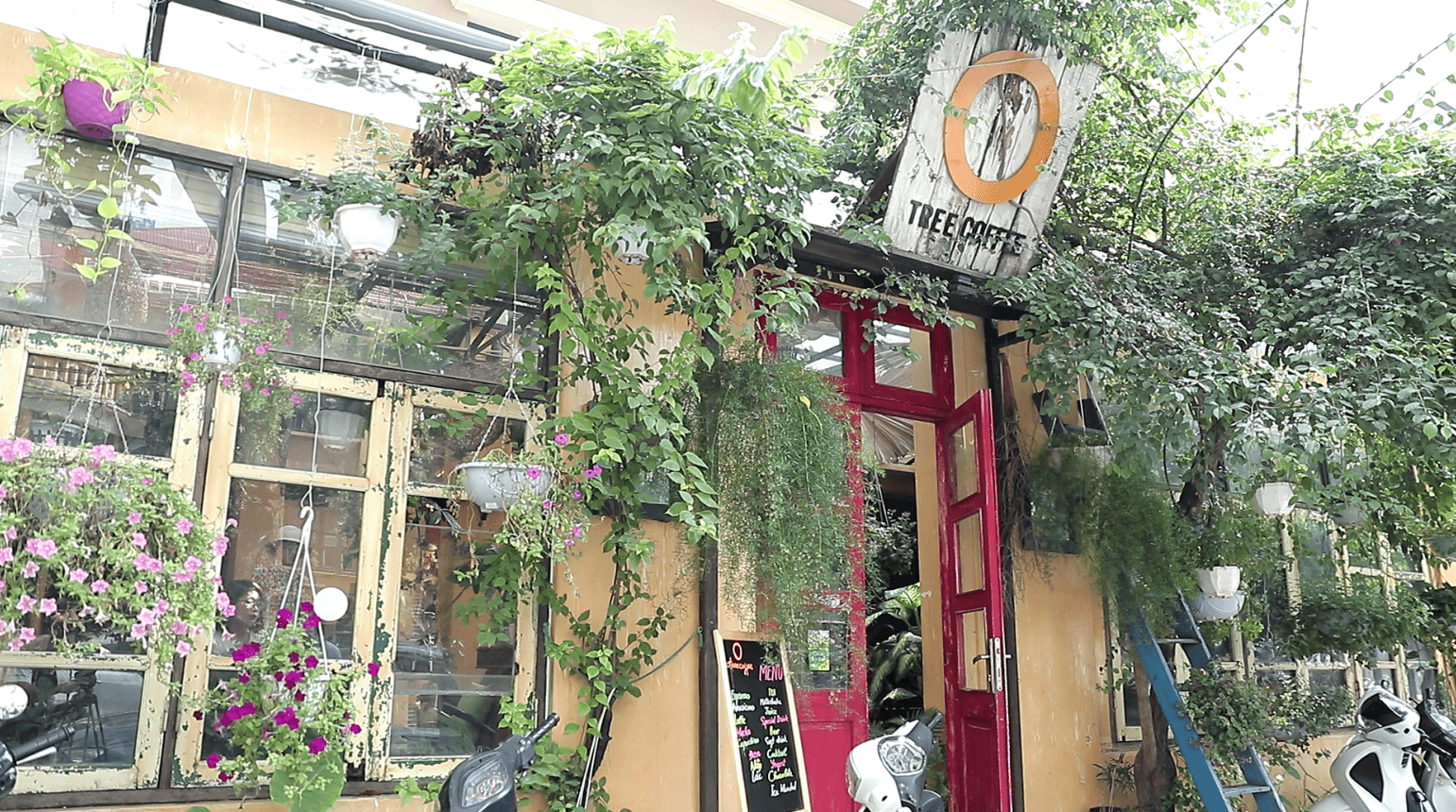 Quán café đẹp như vườn cổ tích ở Hà Nội
