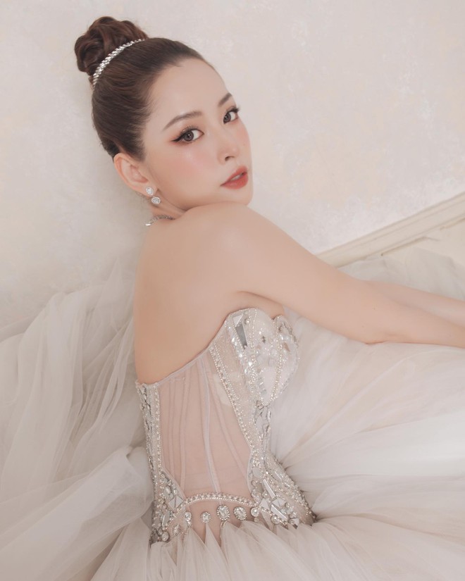 Váy của NTK Việt xinh lung linh tại Đêm hội Weibo 2023