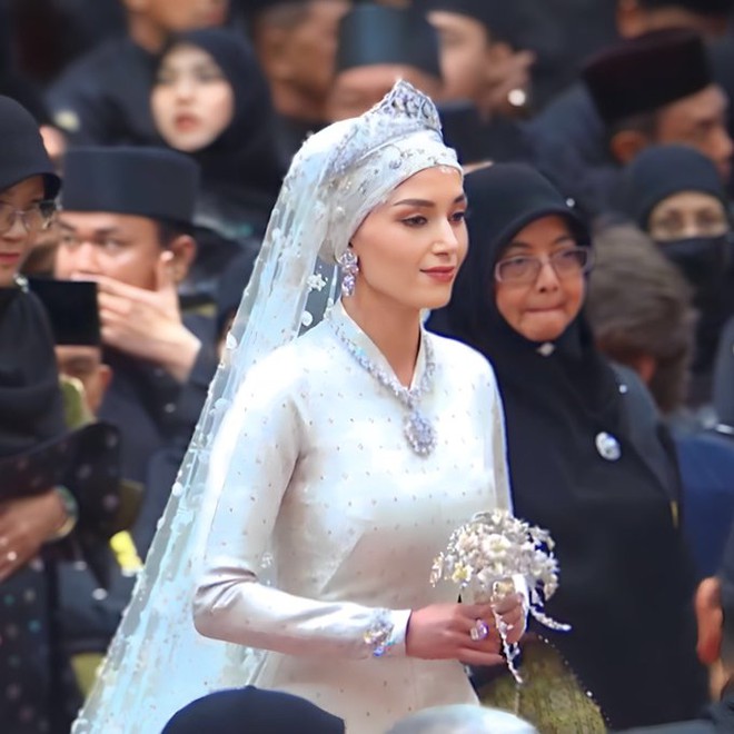 Váy cưới tinh tế của nàng dâu Hoàng gia Brunei