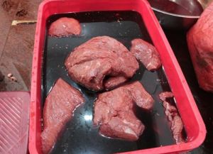 Mẹo nhỏ nhận biết thịt lợn ‘đội lốt’ thịt bò