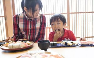 Ông bố Nhật chữa thói xấu khi ăn của con chỉ bằng một câu nói