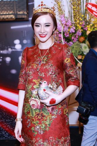 Girl Phương Trinh gây chú ý trên thảm đỏ với trang phục cao giá