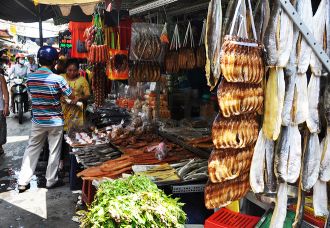 Đủ món ngon ở chợ Campuchia giữa lòng Sài Gòn
