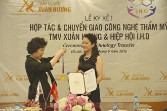 Xuân Hương nhận huy chương của Hiệp hội Thẩm mỹ IHO