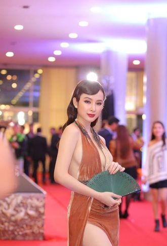 Angela Phương Trinh công phá showbiz bằng gu thời trang khoe ‘siêu vòng 3’